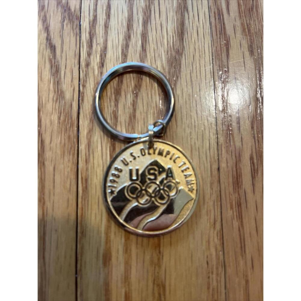 1988 US OLYMPIC TEAM GOLD TONE KEY CHAIN CLAIROL OFFICIAL SPONSOR OLYMPICS